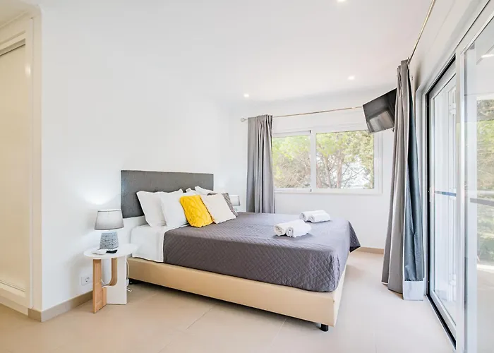 Branca - Dos Salgados Villa Guia (Faro)